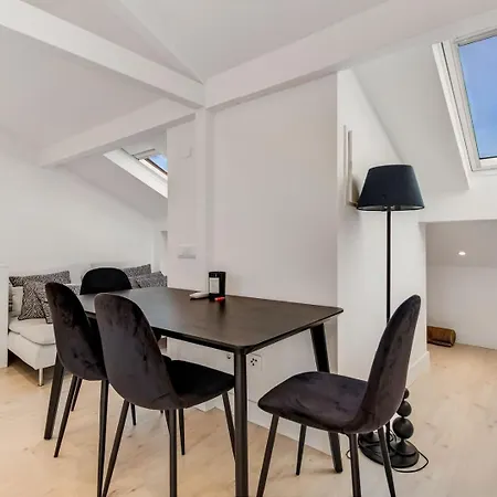 2br Renovated Duplex - Ac - Lx Factory Apartment *
